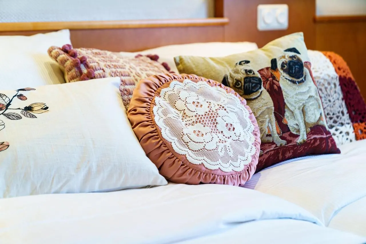 Tante Alma'S Koelner Hotel