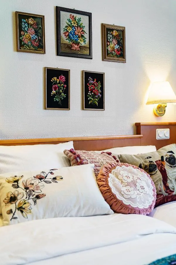 Tante Alma'S Koelner Hotel