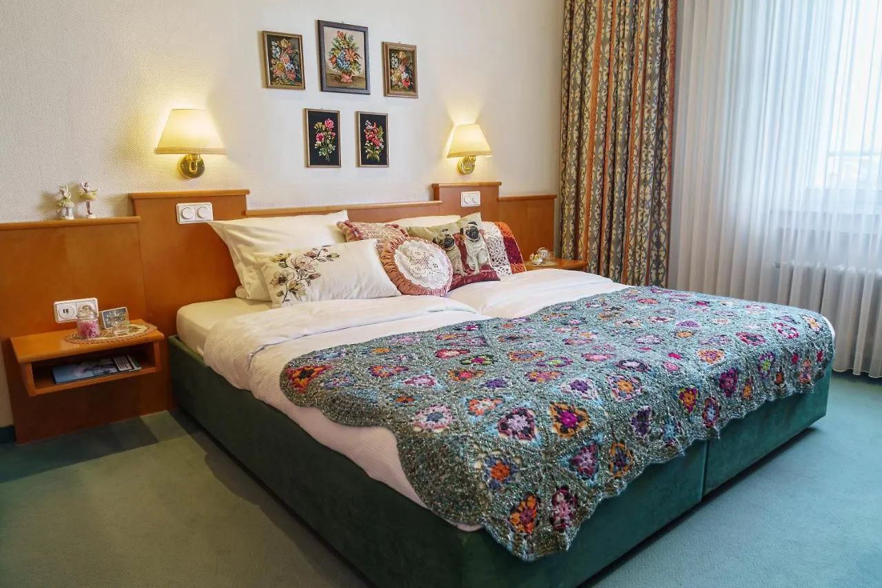 Tante Alma'S Koelner Hotel