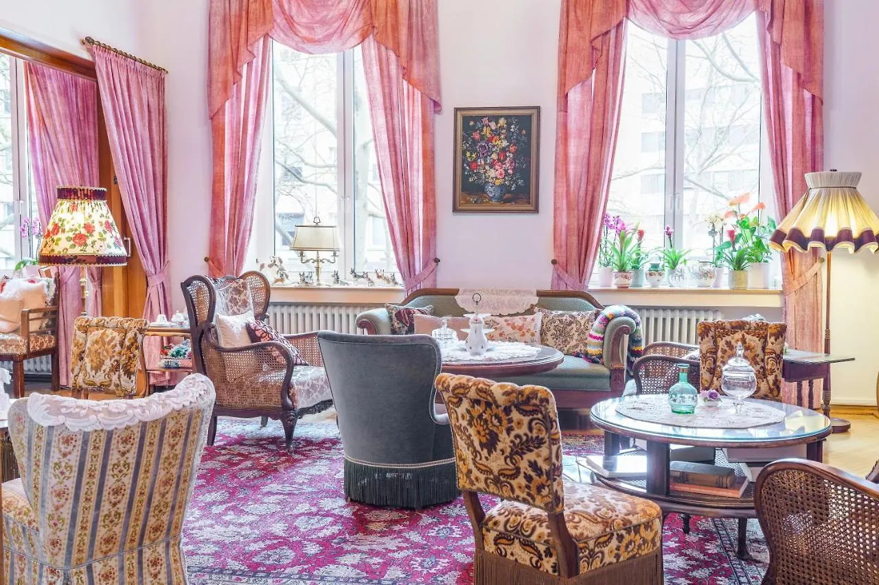 Tante Alma'S Koelner Hotel