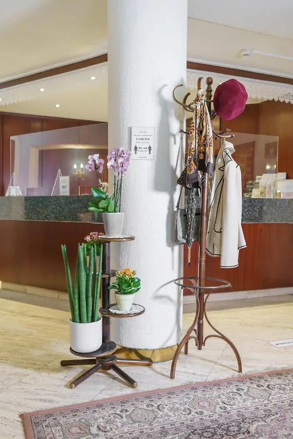 Tante Alma'S Koelner Hotel