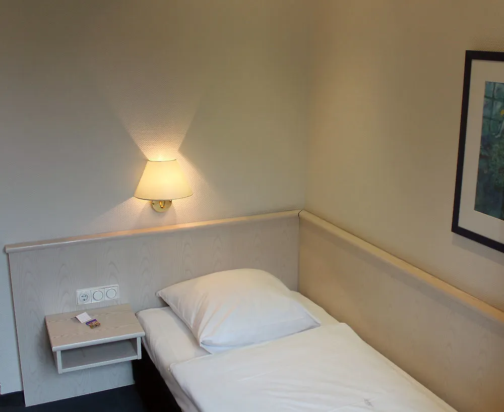 Tante Alma'S Koelner Hotel