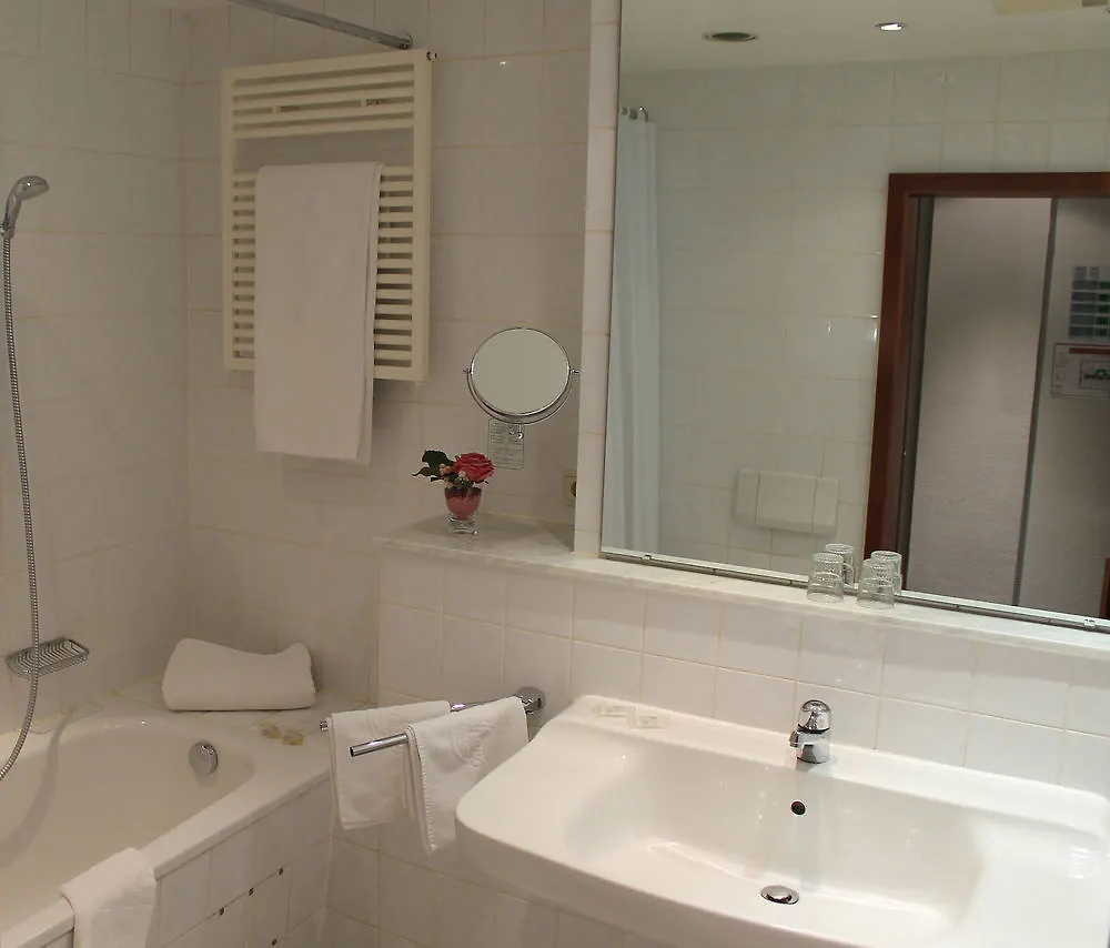 Tante Alma'S Koelner Hotel