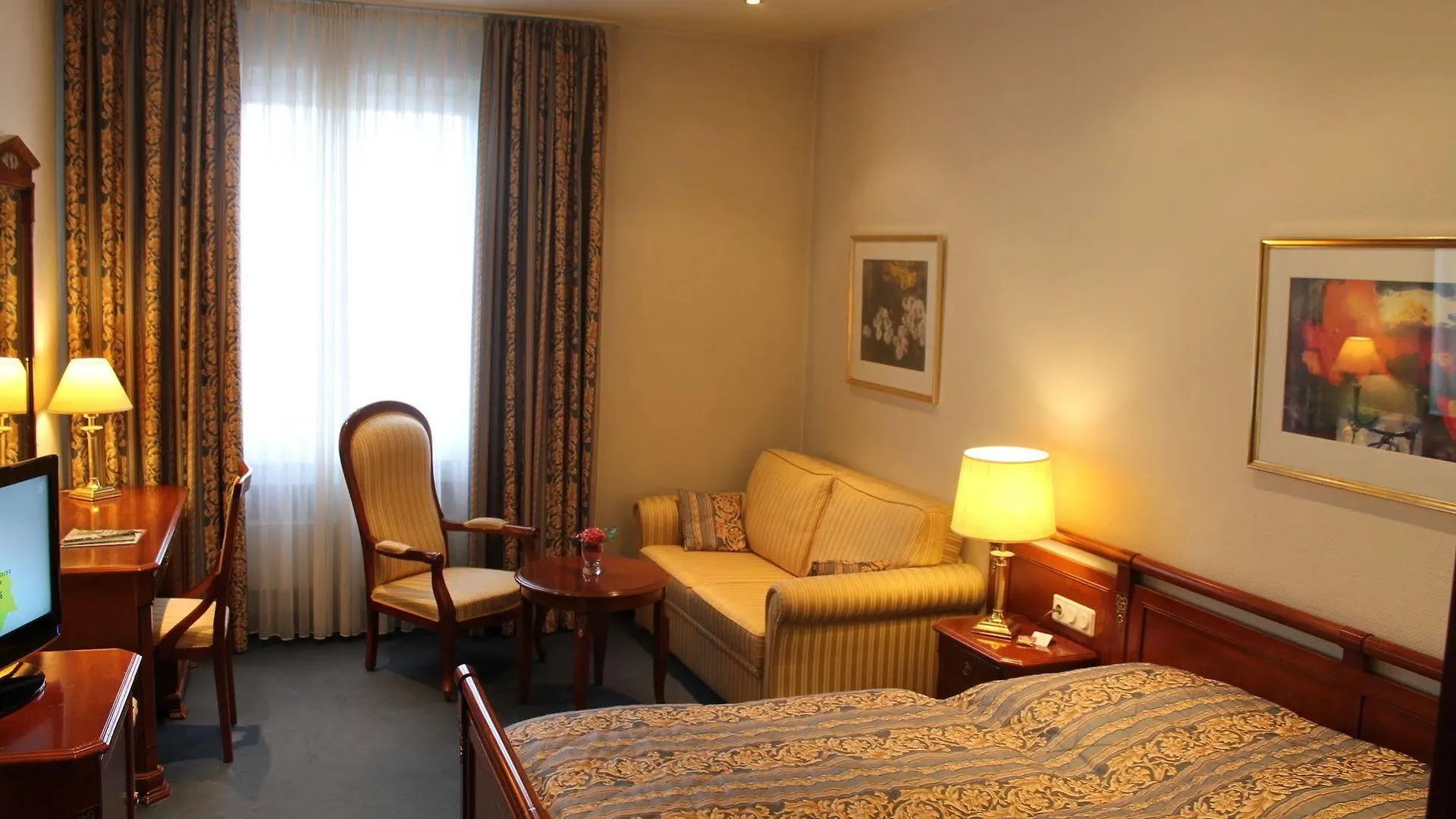Tante Alma'S Koelner Hotel